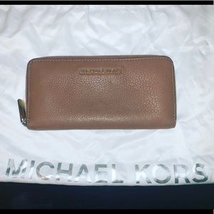 Michael Kors Large Zippy Wallet - Brown